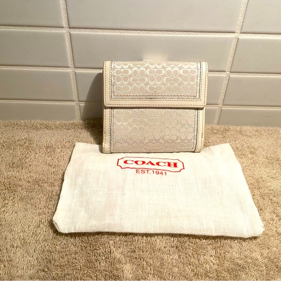 😊Sold Locally😊 Coach Signature Canvas Bi-Fold Wallet - Picture 2 of 4